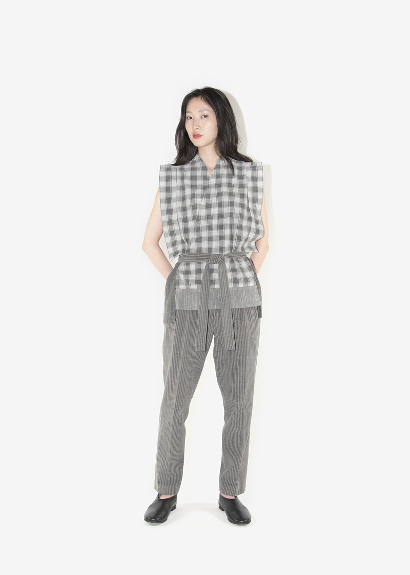 17. Bingo-kasuri kimono blouse and striped slacks - sumikuroThe color comes from Japanese sumi-ink. Sumi color is produced by combining sumi-ink and wood vinegar. Many cycles of washing before drying under sunlight. Dyed yarns are woven slowly with an antique shuttle weaving machine.