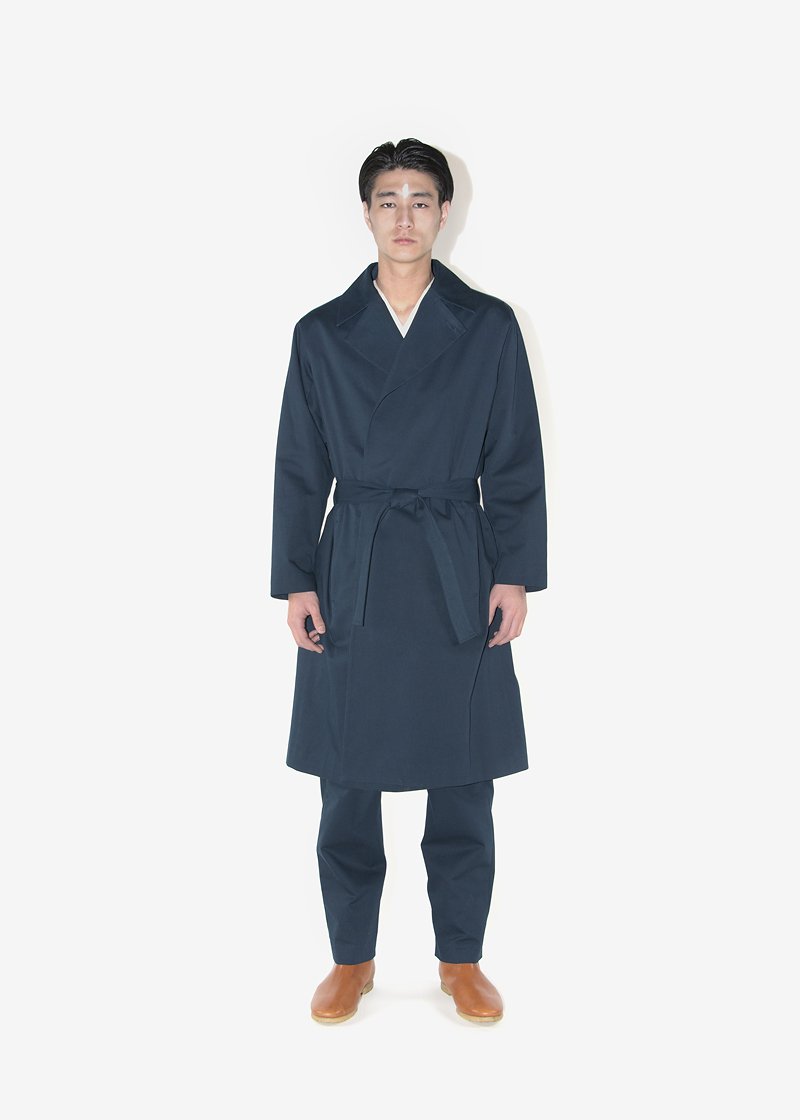 45. Twill-weave organic cotton trench coat and slacksSoft surface texture of organic cotton. Pure woolen boa lining for the coat.