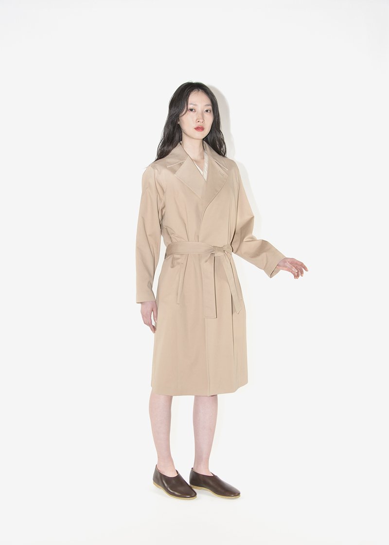 63. Twill-weave organic cotton trench coat and naturally tanned leather shoesVegetable tanned smooth textured leather. No hazardous chemicals, artificial coloring or treatments are used throughout the production process. This leather gradually gains its own unique color as time passes. Clean hue with concealed stitching.