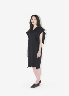 35. Alpaca woolen knit dressPure 100% alpaca. Pure alpaca's wool have excellent ventilation and heat-retaining properties. The hem is composed of ribbed kitting and seamless knitting.