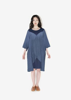 54. Geometric patterned dress - Ryukyu indigoDress composed of organic cotton single jersey and finest linen-wool fabric. The linen-wool part is composed of plain-woven fabric and twilled fabric. The color comes from Ryukyu indigo.