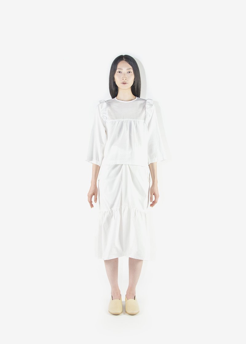 20. Organic cotton french twill frilled shirt, organic cotton broad cloth wrapped skirt, Shironameshi shoesThe white color is produced by earth-friendly, non-chlorinated water bleaching.