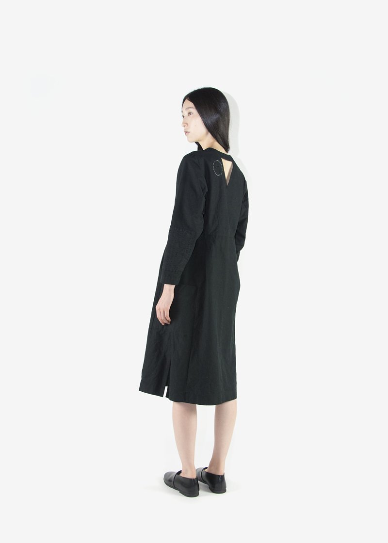 32. Hemp work dressWoven slowly with an antique shuttle weaving machine. Hand-woven hemp fabric patchwork and sashiko hand-embroidery on the sleeves.