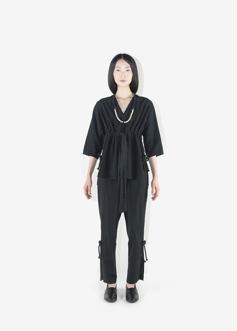 33. Koromo of crepe - blouse and pantsOrganic cotton crepe fabric for the body with organic cotton satin piping. Kicho-musubi (Japanese traditional tying technique) at the slitted part. Worn with hemp kumihimo necklace.