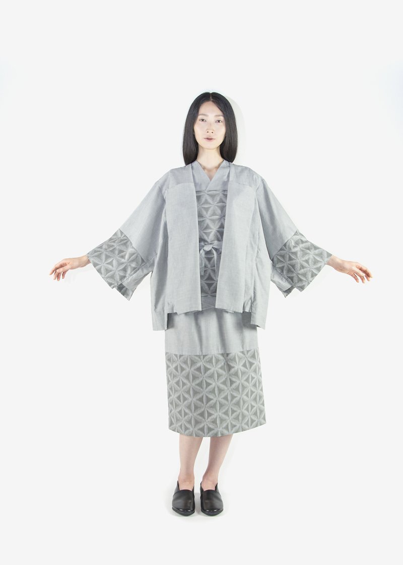 51. Flower of Life Kurume-kasuri haori jacket and skirt - grayIn the year 1800, at the age of 12, Den Inoue developed a style of weaving in which parts of the textile appear to have a splashed pattern. This style of weaving became greatly prized and quickly spread across the region. By the latter half of the Edo period, kasuri production had increased dramatically.