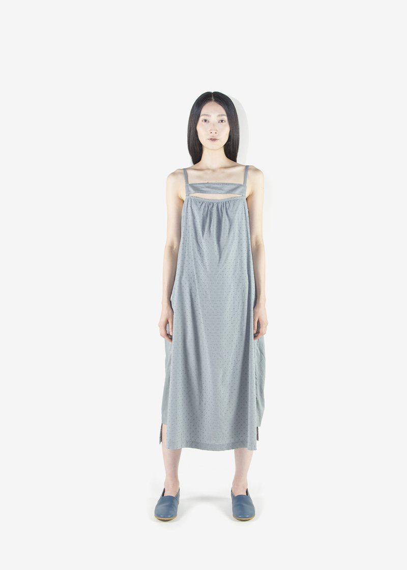 60. Lawn snow-cut camisole dress - blue grayMade with organic cotton lawn snow-cut fabric for the body, organic cotton satin for the belt, shoulder strap and organic cotton lawn for the side. Comes in blue gray, black, beige and Ryukyu indigo.