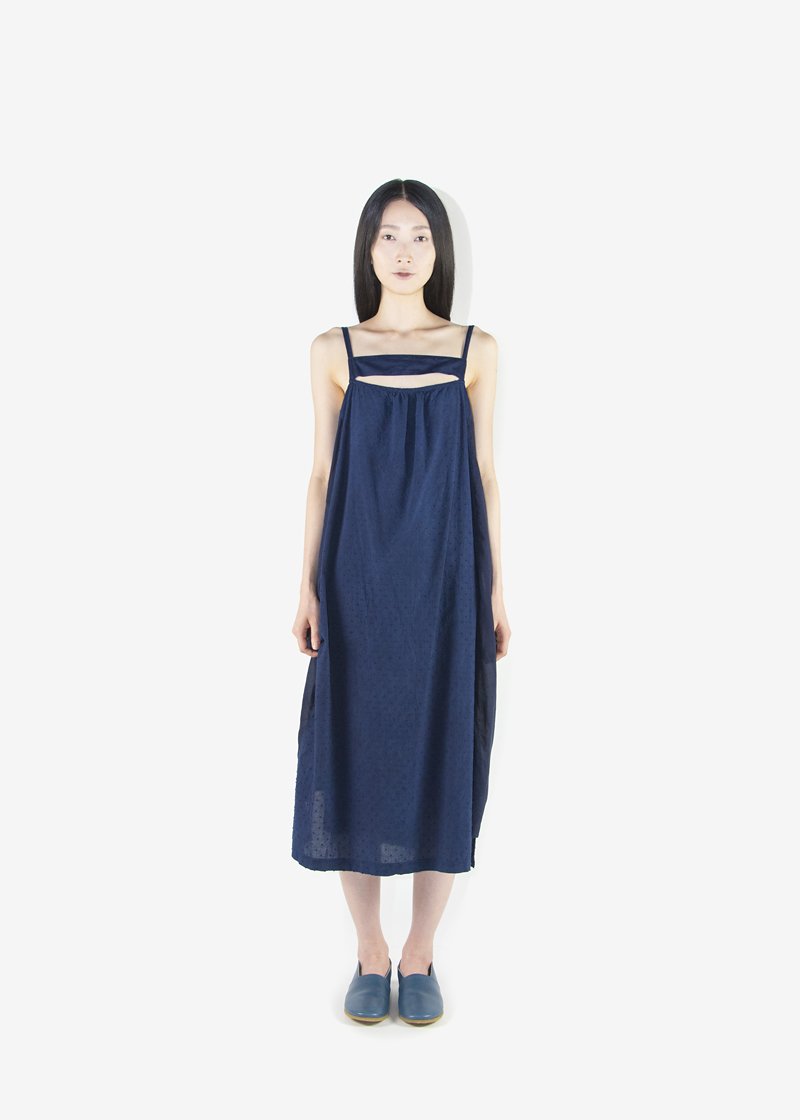 67. Lawn snow-cut - Ryukyu indigoMade with organic cotton lawn snow-cut fabric for the body, organic cotton satin for the belt, shoulder strap and organic cotton lawn for the side. Comes in blue gray, black, beige and Ryukyu indigo.