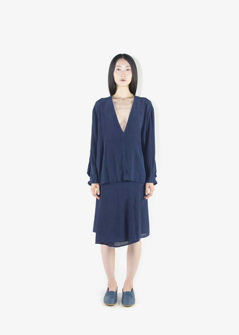 68. Koromo of silk - Ryukyu indigo | bouse and wrapped skirtCollection of silk. Made with 100% silk shantung. The deep oceanic blue of Ryukyu indigo is produced by a skilled dyer in Kyoto.