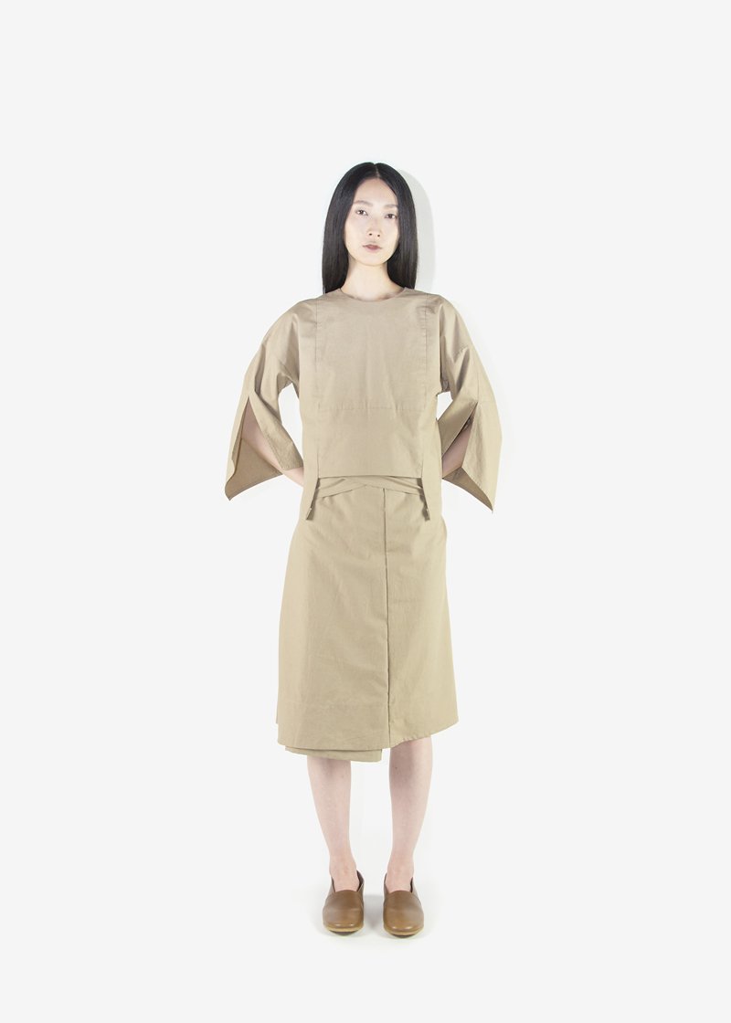 81. Canvas work blouse and wrapped skirt