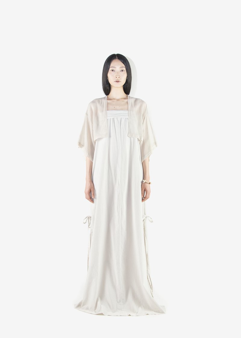 86. Lawn haori and koromo of crepe - old whiteHaori made with organic cotton lawn. Dress made with organic cotton crepe fabric for the body with organic cotton satin piping. Kicho-musubi (Japanese traditional tying technique) at the slitted part.