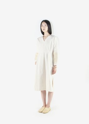 14. Hemp work dress and hemp kumihimo bracelet with rudraksha, Shironameshi shoesHand-woven hemp fabric patchwork and sashiko hand-embroidery on the sleeves. Comes in natural, black and Ryukyu indigo.
