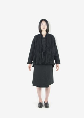 30. Hemp work coat, hemp work top with Hakkaku-Shinka embroidery and hemp work wrapped skirtHemp work clothes recalling the texture of antique okuso clothes. Okuso are the waste fibers from the production of asa (hemp) threads. Okuso were used in times when cotton was precious, especially in northern regions such as Tohoku. Piping along sleeves, pocket opening and the hem. Kicho-musubi (Japanese traditional tying technique) at the slitted part.