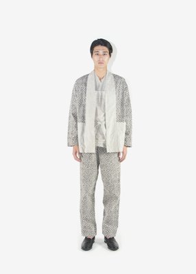 37. Canvas haori jacket, canvas top with Hakkaku-Shinka embroidery and canvas wrapped pantsMade with organic cotton linen canvas. Comes in beige, old white, red-printing and black printing. The printing pattern is composed of two different printing fabrics made with an Indian woodblock printing and an Edo-komon printing.