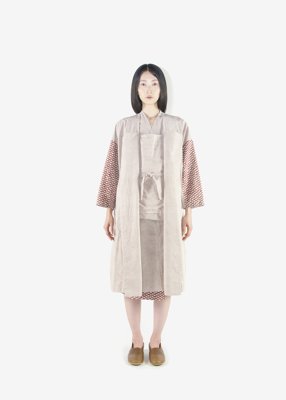 40. Canvas kimono coat, canvas top with Hakkaku-Shinka embroidery and canvas wrapped skirtMade with organic cotton linen canvas. Comes in beige, old white, red-printing and black printing. The printing pattern is composed of two different printing fabrics made with an Indian woodblock printing and an Edo-komon printing.