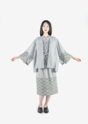 51. Flower of Life Kurume-kasuri haori jacket and skirt - grayIn the year 1800, at the age of 12, Den Inoue developed a style of weaving in which parts of the textile appear to have a splashed pattern. This style of weaving became greatly prized and quickly spread across the region. By the latter half of the Edo period, kasuri production had increased dramatically.