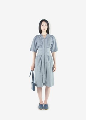 56. Koromo with ribbon - blue grayMade with organic cotton single jersey fabric for the body, organic cotton poplin for the collar and organic cotton broadcloth for the skirt. Comes in white, black, blue gray and pink.