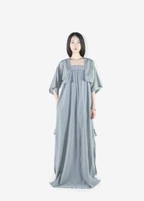 59. Lawn haori and koromo of crepe - blue grayHaori made with organic cotton lawn. Dress made with organic cotton crepe fabric for the body with organic cotton satin piping. Kicho-musubi (Japanese traditional tying technique) at the slitted part.