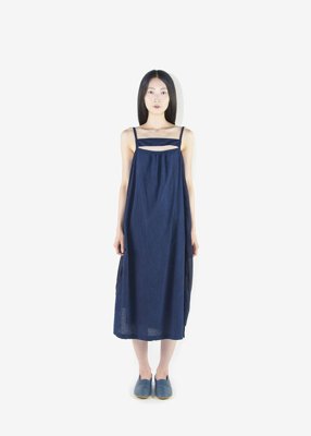 67. Lawn snow-cut - Ryukyu indigoMade with organic cotton lawn snow-cut fabric for the body, organic cotton satin for the belt, shoulder strap and organic cotton lawn for the side. Comes in blue gray, black, beige and Ryukyu indigo.