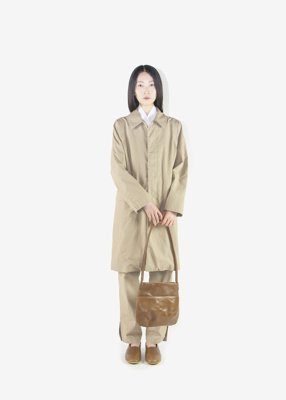 80. Canvas work coat and slacksMade with organic cotton linen canvas. Comes in beige, old white, red-printing and black printing. Worn with naturally tanned leather shoes and shoulder bag.