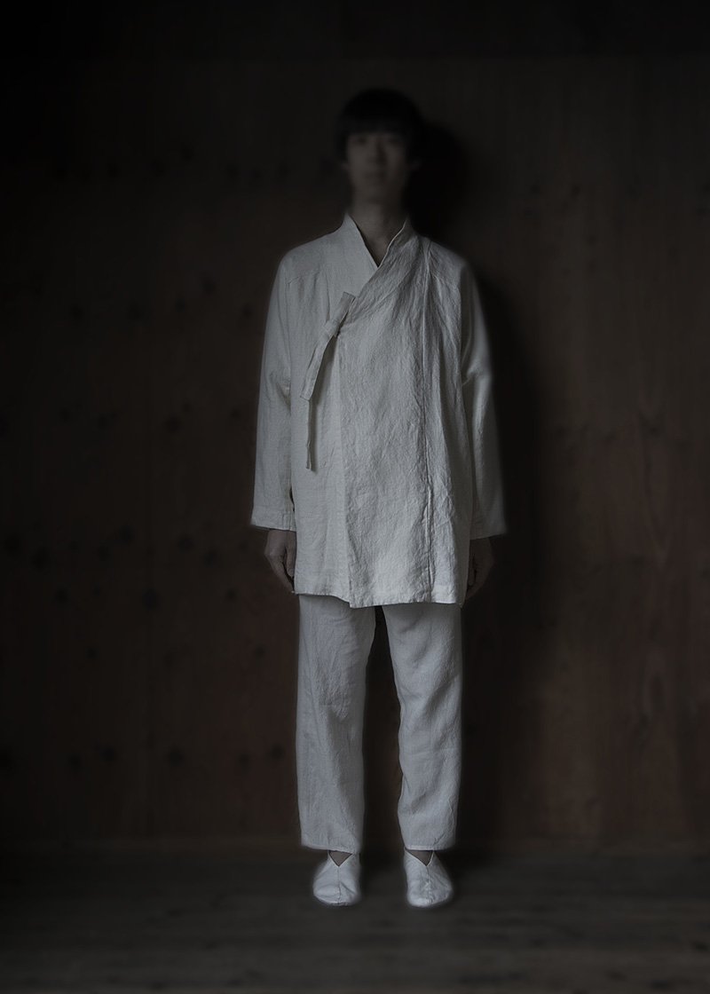 03. Koromo of hemp | whiteHemp, one of Japan's oldest plants for fabric-making, dates back to the Jomon Era. Soft surface texture of the raised hemp fabric. With Organic cotton lining. Comes in white, black and light gray.