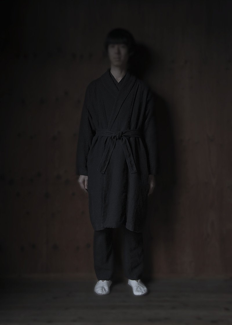 20. Koromo of hemp | blackHemp, one of Japan's oldest plants for fabric-making, dates back to the Jomon Era. Soft surface texture of the raised hemp fabric. With Organic cotton lining. Comes in white, black and gray.
