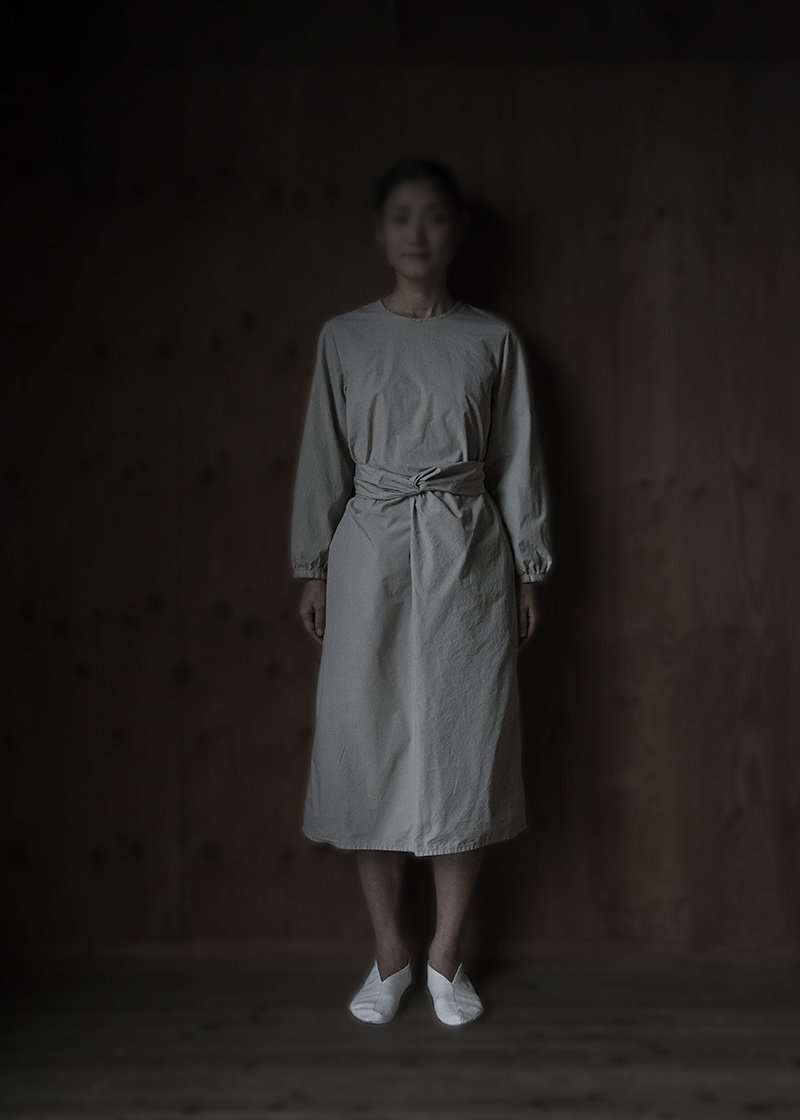 25. Organic cotton wrapped dress | light grayCosmic Wonder's symbolic wrapped collection. Composed of organic cotton broad fabrics made from 40 yarn count threads and 50 yarn count threads. Comes in natural, black, beige, gray and Ryukyu indigo.