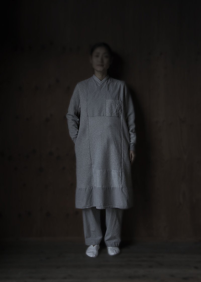 29. Organic cotton patchwork sweatshirt one-pieceComposed of raised jersey fabric made from organic cotton two-fold yarn count of thirty, dungaree fabric made from organic cotton two-fold yarn count of forty and flannel fabric made from organic cotton single yarn count of twenty.