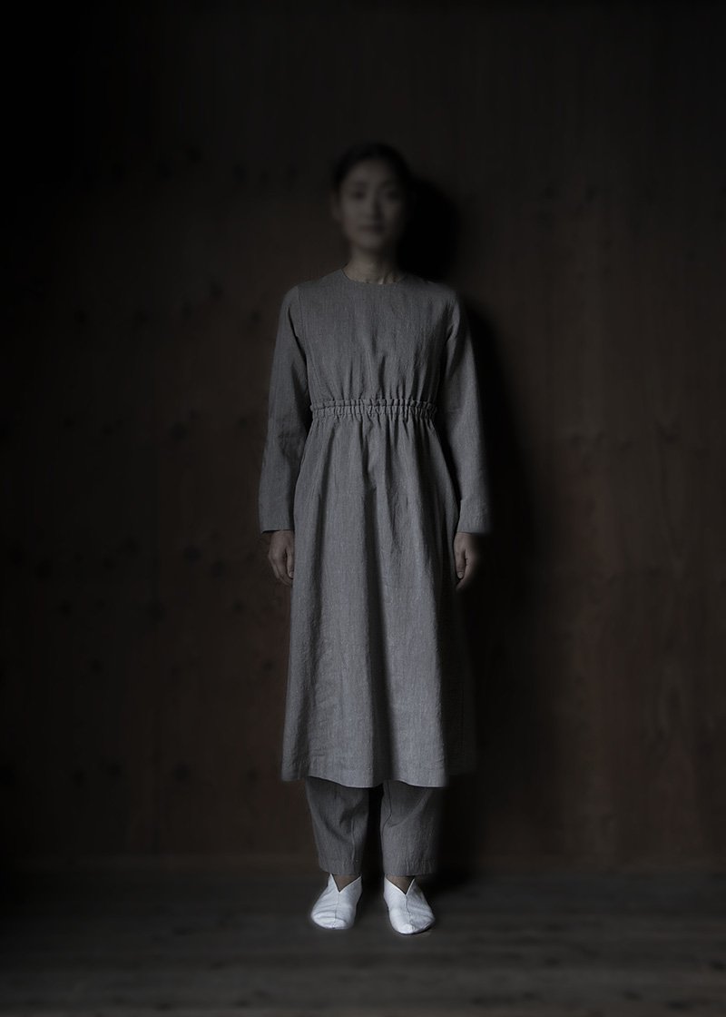 47. Herbal dyed linen wool dress | brownComposed of linen and pure sheep's wool. Fabric is made from organic linen single yarn count of sixty for the warp and two-fold woolen yarn count of forty-eight for the woof. Woven with a shuttle weaving machine. This method of weaving allows air to get inside the fabric during the weaving process. Colors are produced with herbal dyes ; logwood for black, areca catechu for gray, and pomegranate for brown.