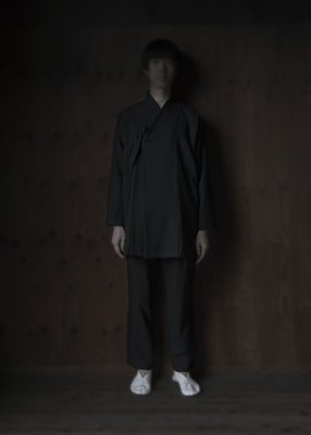18. Twill cotton-wool jacket and slacks | blackMade from raised twill cotton wool. With white organic cotton facing and lining. Comes in black, gray and beige.