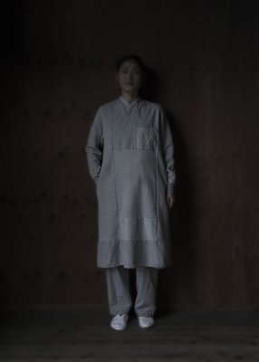 29. Organic cotton patchwork sweatshirt one-pieceComposed of raised jersey fabric made from organic cotton two-fold yarn count of thirty, dungaree fabric made from organic cotton two-fold yarn count of forty and flannel fabric made from organic cotton single yarn count of twenty.