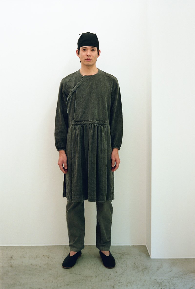 08. Hand-spun cotton folk shirt and Organic cotton wrapped pantsThe cotton used for the collection is hand-spun, producing a soft and plush organic farming cotton fabric.