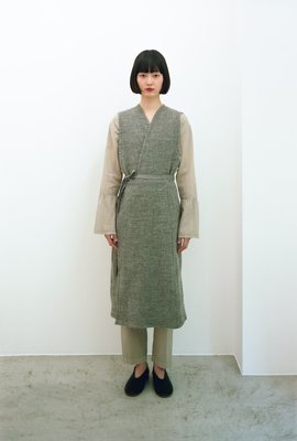06. Shetland wool and linen apron dress, Koromo blouse and pantsComposed of knit fabric characterized by weaving shetland wool yarn blended with linen and ramie canvas fabric.