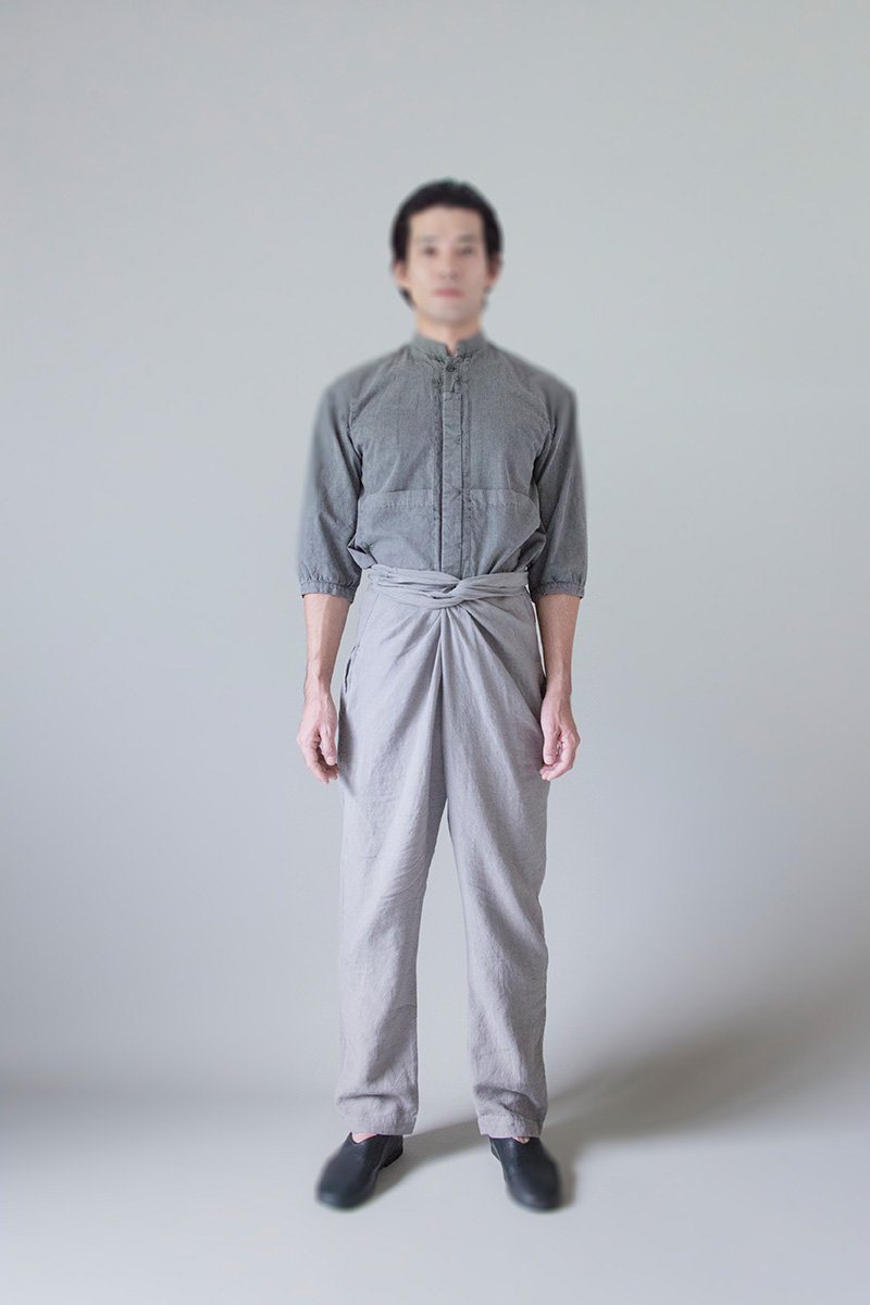 26. Organic cotton stand-up collar shirt, Linen wrapped pantsShirt composed of organic cotton satin, organic cotton broad and twill-weave. Wrapped pants made from fine belgian linen.