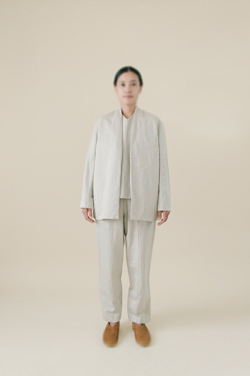 39. Cotton-linen jacket, Cotton-linen kantoi vest, Cotton-linen pantsMade from cross woven twill fabric composed of supima cotton and french linen. Fine yarns provide natural luster.