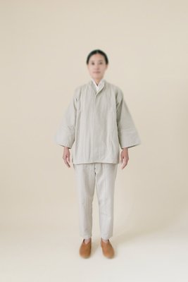 42. Sashiko work wearFabric woven with sashiko techniques using shuttle weaving machine. Fabric is composed of organic cotton for the warp, and alternate layers of hemp threads and organic cotton for the woof. Sashiko stitches are cross woven with twisted hemp threads.