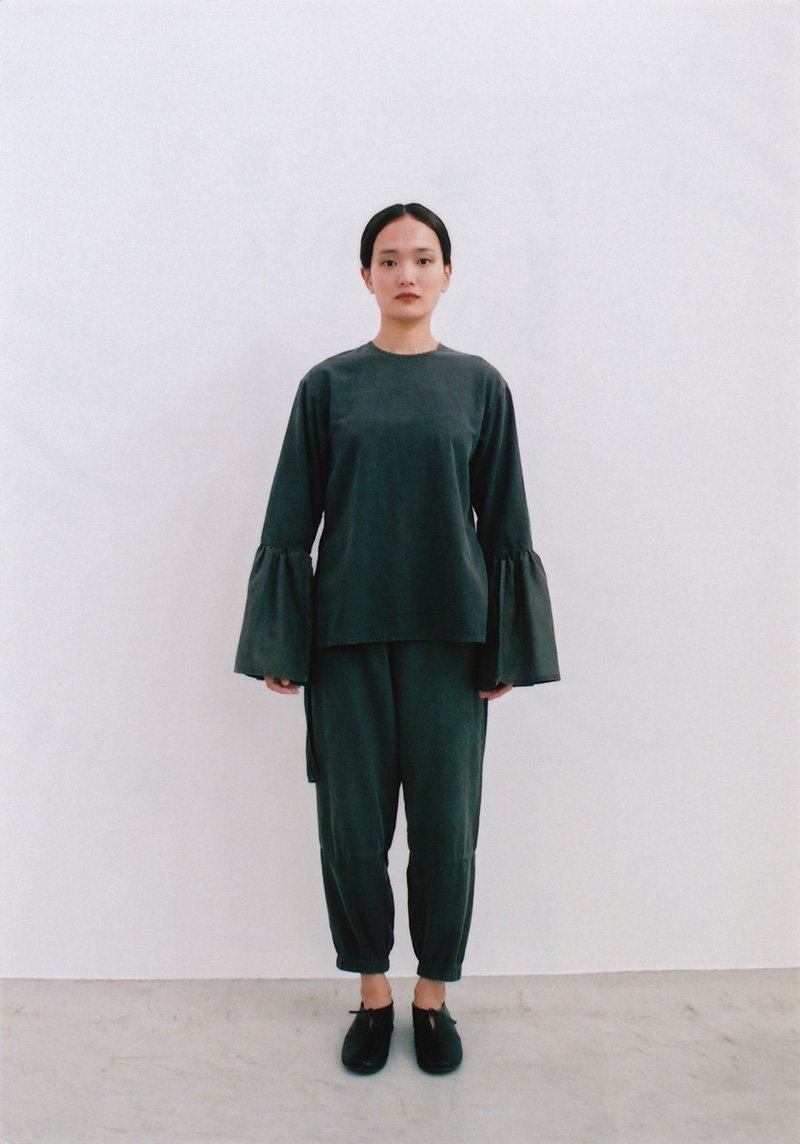 25.Sumi-dyed organic cotton long-sleeved shirt, Organic cotton pantsMade from organic cotton twill.