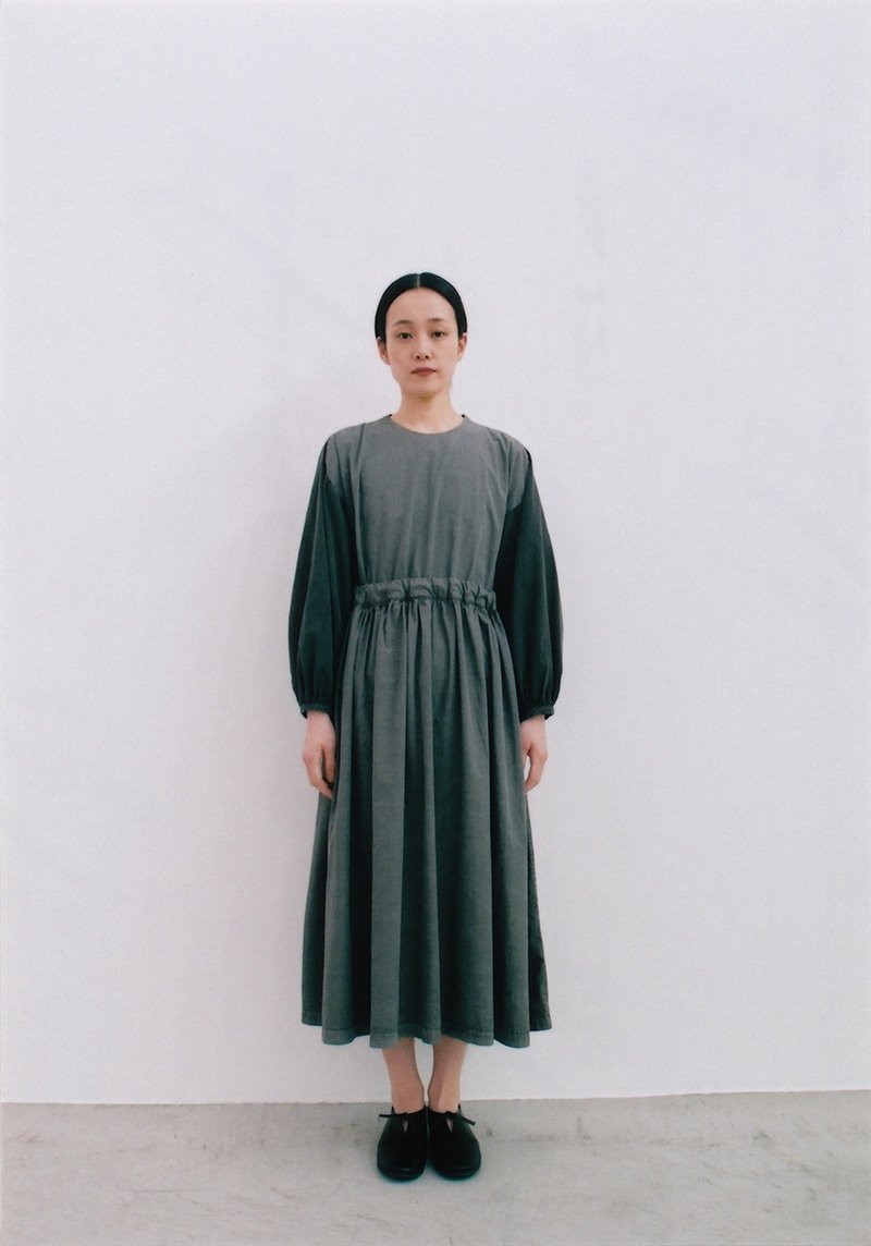 29.Sumi-dyed organic cotton crew neck waist-gathered dressMade from several varieties of organic cotton fabrics.