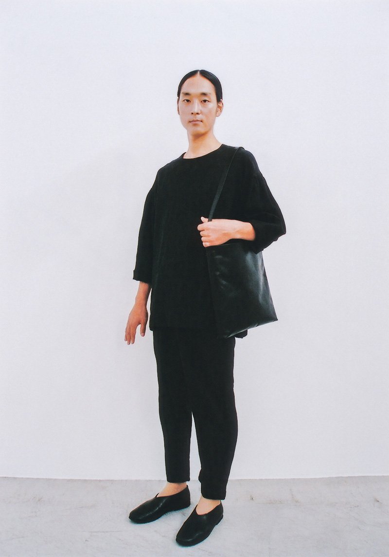 Light linen pullover shirt and wrapped pants, Naturally tanned leather shoulder tote bag