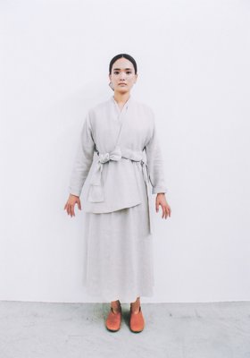 Light linen haori shirt, ancient vest and gathered skirt and Naturally tanned leather fork shoes