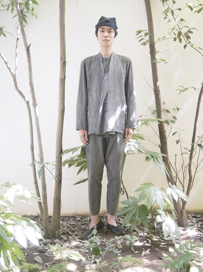 17 Yama-Nokoromo Sashiko Koromo suits, Umi-Hagoromo organic cotton stand-up collar shirtFabric is made from organic cotton for the warp and hemp yarn blended with organic cotton woof. Sumi-dyed gray.