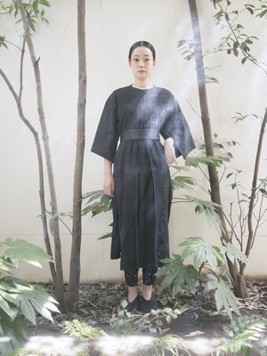 6 Umi-Hagoromo Four lights koromo box dress, Monpe pants, Naturally tanned leather and Linen beltMade from several varieties of organic cotton fabrics. Composed of organic cotton broad, lawn, satin and french twill-weave.
