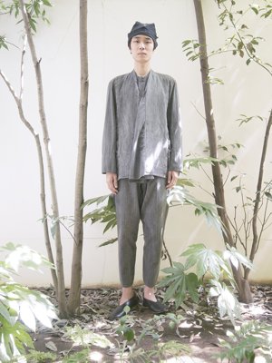 17 Yama-Nokoromo Sashiko Koromo suits, Umi-Hagoromo organic cotton stand-up collar shirtFabric is made from organic cotton for the warp and hemp yarn blended with organic cotton woof. Sumi-dyed gray.
