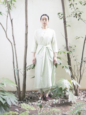 30 Umi-Hagoromo Four lights koromo wrapped dressMade from several varieties of organic cotton fabrics. Composed of organic cotton broad, lawn, satin and french twill-weave. Gardenia blue herbal dyed jade.