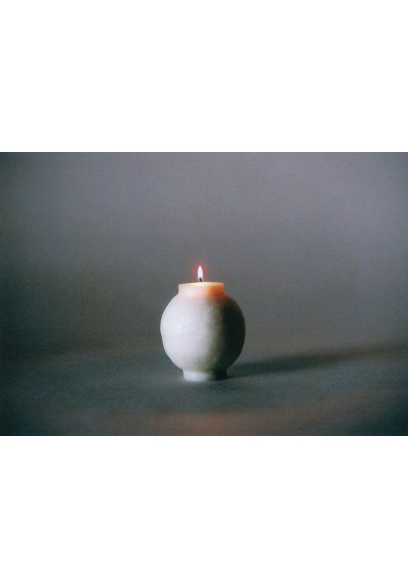 rinn to hitsuji “Michael” 2019 Harbal candle - Cederwood himalayan, Cypress 110×90×90 When Yukinori Maeda talk to Rie Suzuki, “I want the candle of an angel”. Suzuki said that a message is fallen from Angel. The candles are handmade one-by-one, making an organic silhouette. The Light of Archangel Michael is guardian angel, A candle like a white lantern.