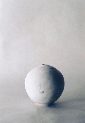 Miyakono Yasuda “Sound of Light #1” 2019 Fired by Noyaki process Crystal and Titanium coating 210×210×210 White pottery bowl from the ashes. Miyakono Yasuda says “a high-pitched tone emanates from a pottery”. Yasuda blend plants from unique point of view with soil around the Jomon ruis and beat soil, The soil is shaped by hand twisting and made by Noyaki. A pottery bowl that plays beautiful tones like light. It will play a beautiful song flowing into space.