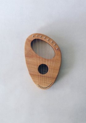 CATHERINA EMIW Mirai Matsumoto “Baby Lyer #1” 2019 Camphor tree 160×240×40 Baby lyer made from block of wood that hollowed out when making Mother lyer. Beautiful instruments made from Camphor tree and Elm etc, Mirai Matsumoto said “There is a tone of the tree”. Baby lyer is familiar with hands, resounding in harmonics, Melodies are naturally born when you play with indifference. Beside the daily meditation, For pure streams to life.