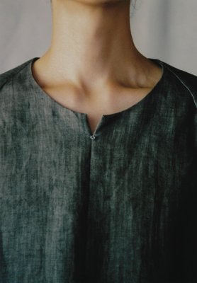 Small flowers in crochet at the slit in the neckline