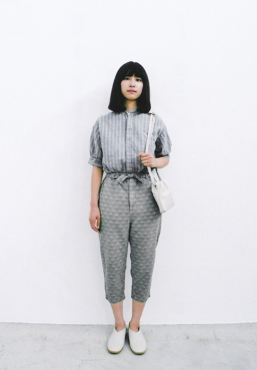 Khadi Nadeshiko woodblock printing sumi-dyed light sumikuro shirt, Khadi - canvas Cockscomb woodblock printing sumi-dyed light sumikuro pants, Light leather gray colored ribbon drawstring bag
