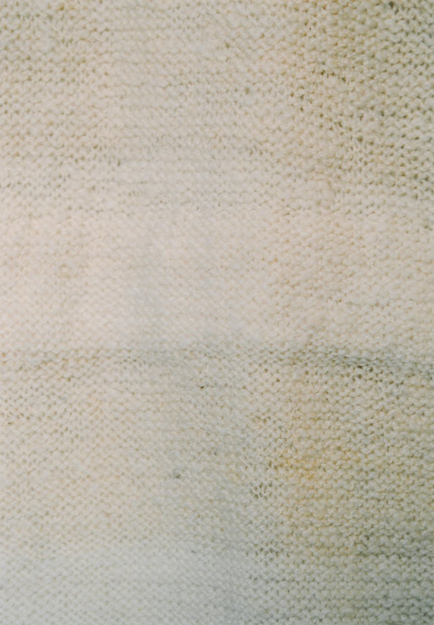 Primitive and beautiful hand-spun yarn is made by Kana Ushijima. Precise hand-knitting with texture is done by Tomoko Kodama.