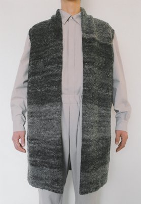 Japanese wool sheared on a farm, washed by hand to remove dirt and oil. It is dried in the sun and then hand-spun.